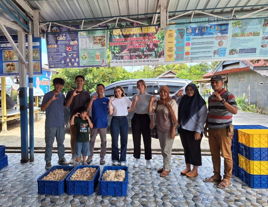 Cocoa value chain actors with the ACTIVE team