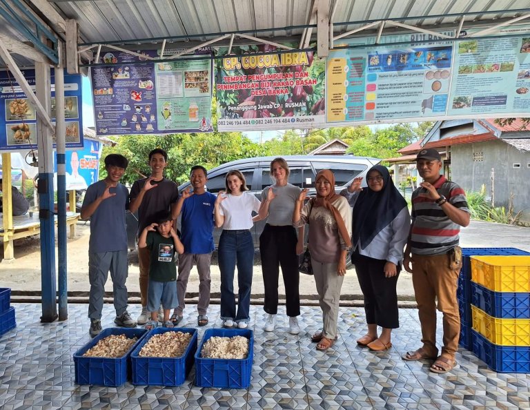 Cocoa value chain actors with the ACTIVE team
